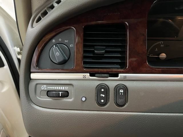 2005 Lincoln Town Car Signature Limited - Photo 30