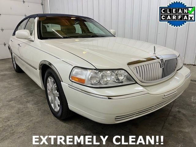 2005 Lincoln Town Car Signature Limited's photo