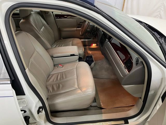 2005 Lincoln Town Car Signature Limited - Photo 21