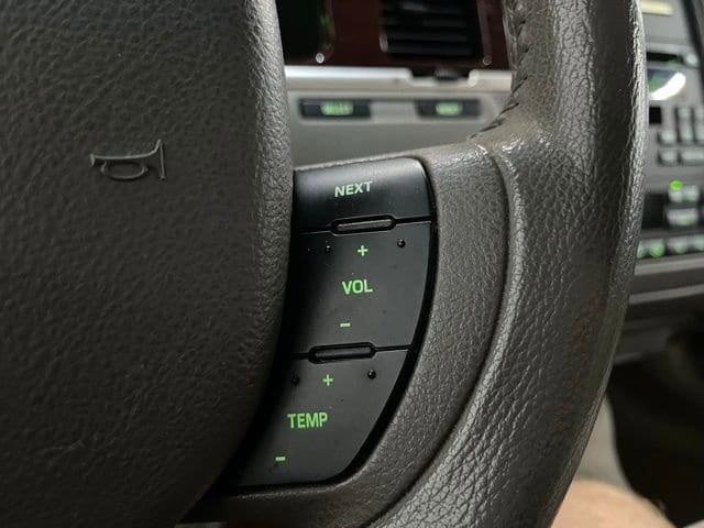 2005 Lincoln Town Car Signature Limited - Photo 40