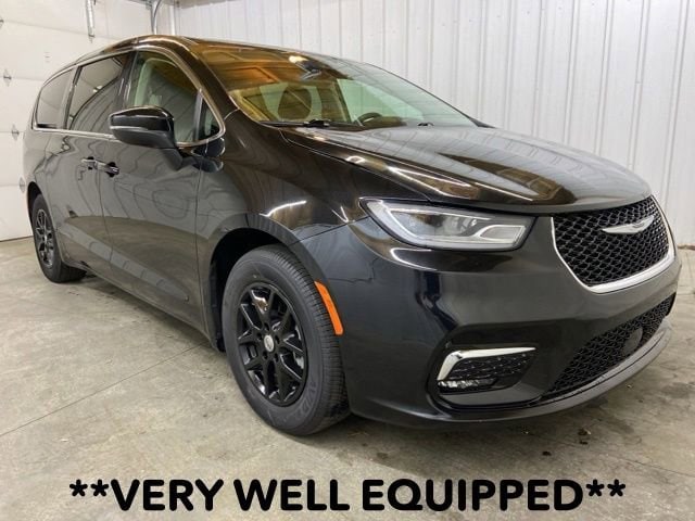 2023 Chrysler Pacifica Touring L's photo