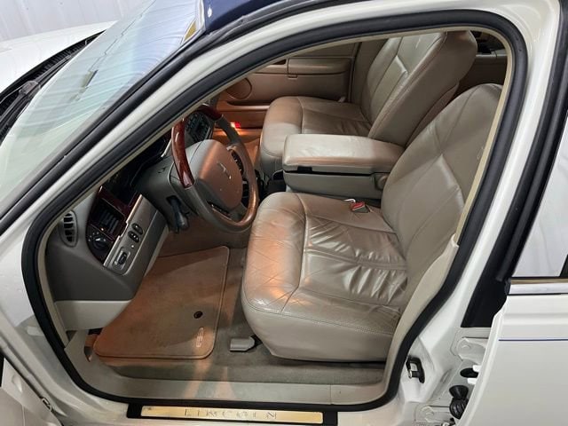 2005 Lincoln Town Car Signature Limited - Photo 25