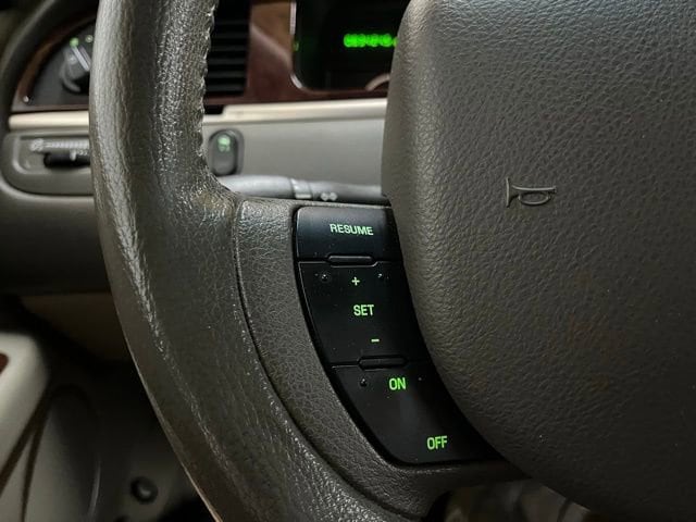2005 Lincoln Town Car Signature Limited - Photo 39