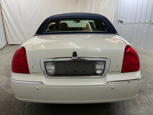 2005 Lincoln Town Car Signature Limited - Photo 8