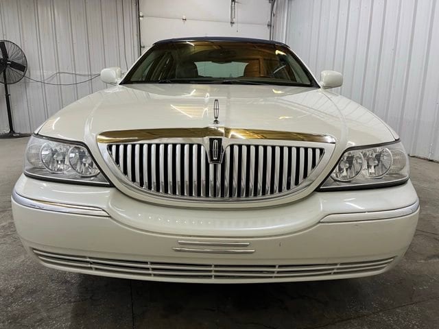 Used 2005 Lincoln Town Car Signature Limited with VIN 1LNHM82WX5Y642365 for sale in Van Wert, OH