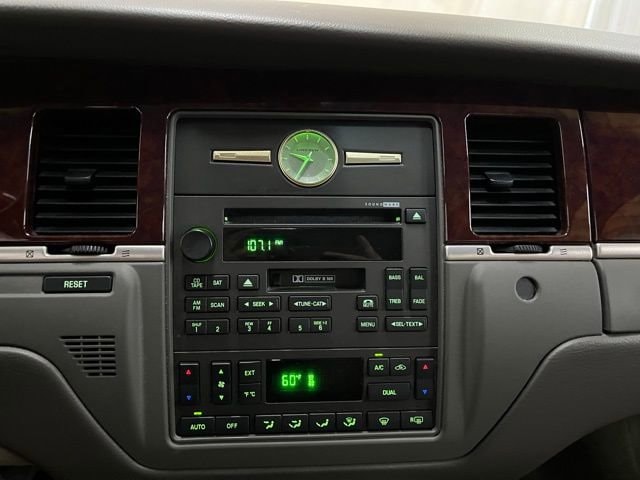 2005 Lincoln Town Car Signature Limited - Photo 33