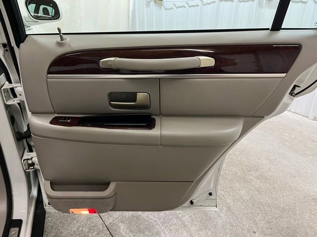 2005 Lincoln Town Car Signature Limited - Photo 16