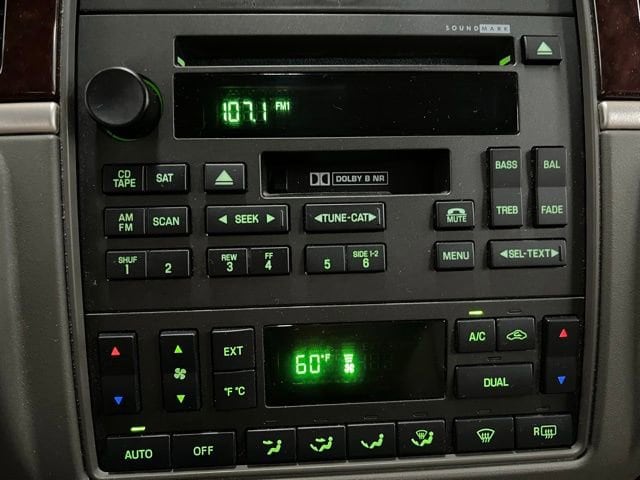 2005 Lincoln Town Car Signature Limited - Photo 34