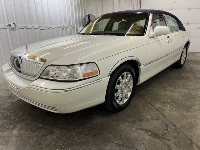 2005 Lincoln Town Car Signature Limited photo 3
