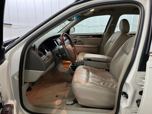 2005 Lincoln Town Car Signature Limited - Photo 26