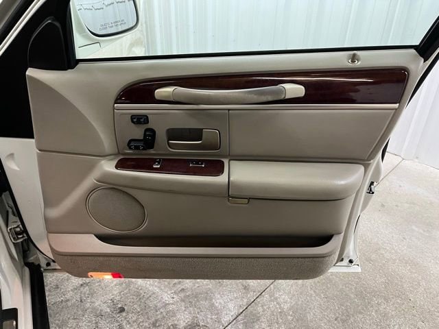 2005 Lincoln Town Car Signature Limited - Photo 24
