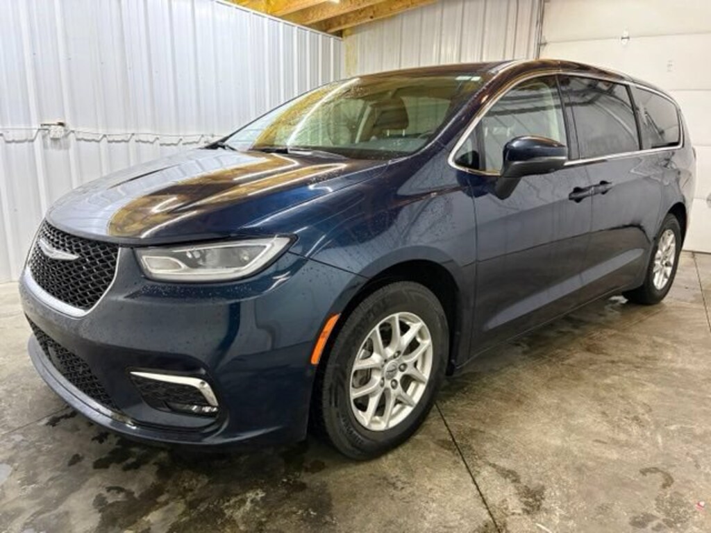 Used 2023 Chrysler Pacifica Touring L