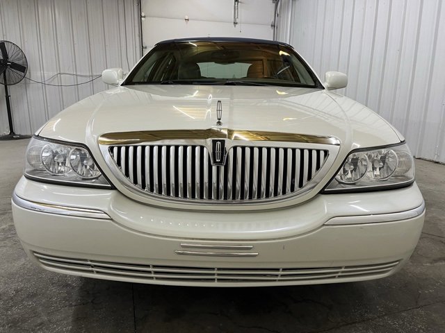 2005 Lincoln Town Car Signature Limited photo 2