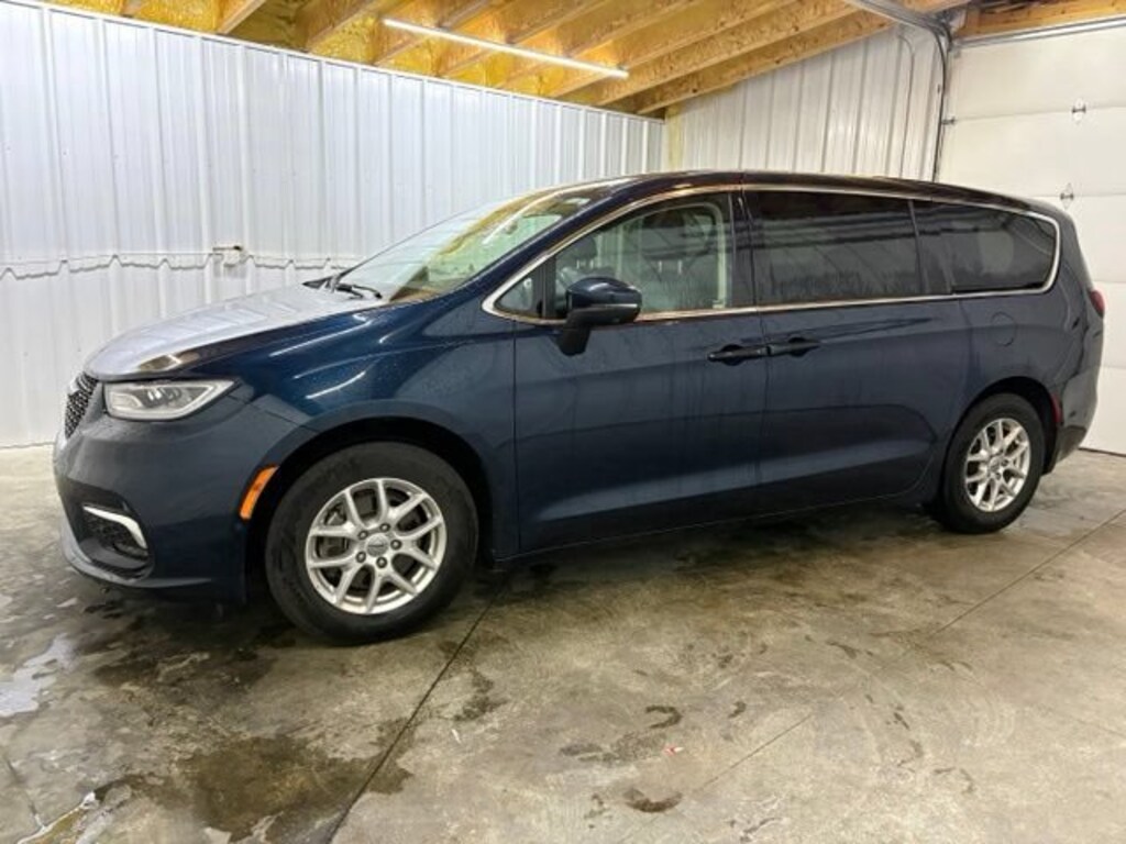 Used 2023 Chrysler Pacifica Touring L