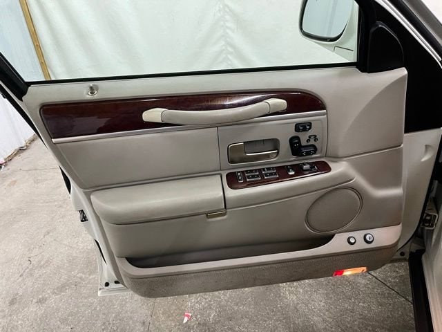 2005 Lincoln Town Car Signature Limited - Photo 28