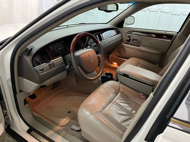 2005 Lincoln Town Car Signature Limited - Photo 27