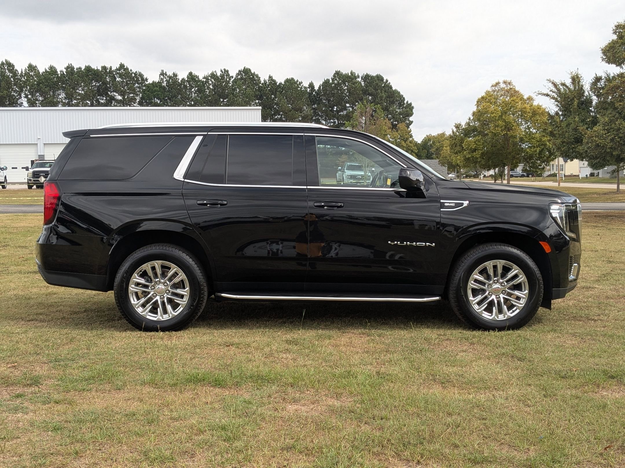 2022 Gmc Yukon SLE photo 2
