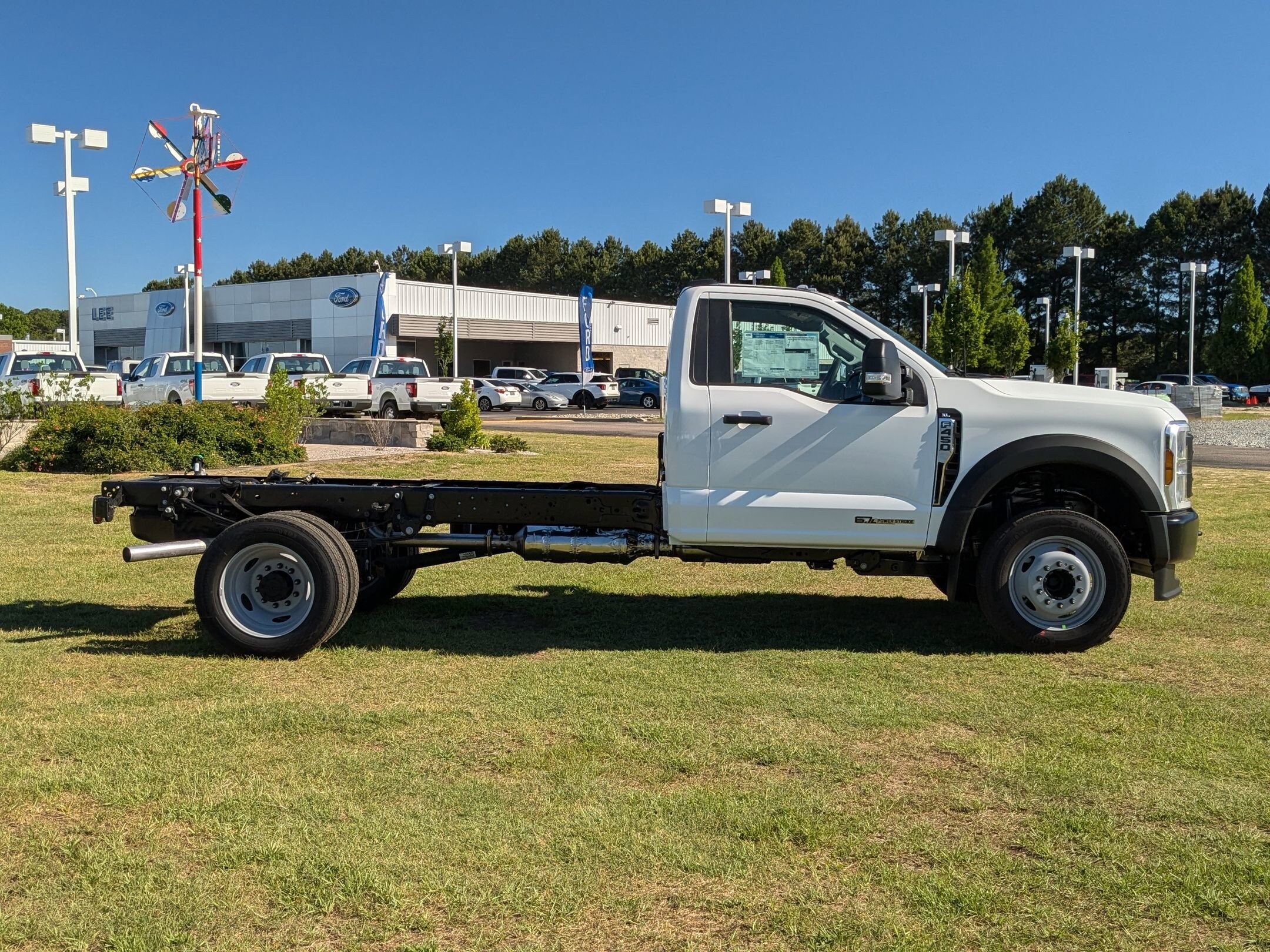 2025 Ford F-450 photo 2
