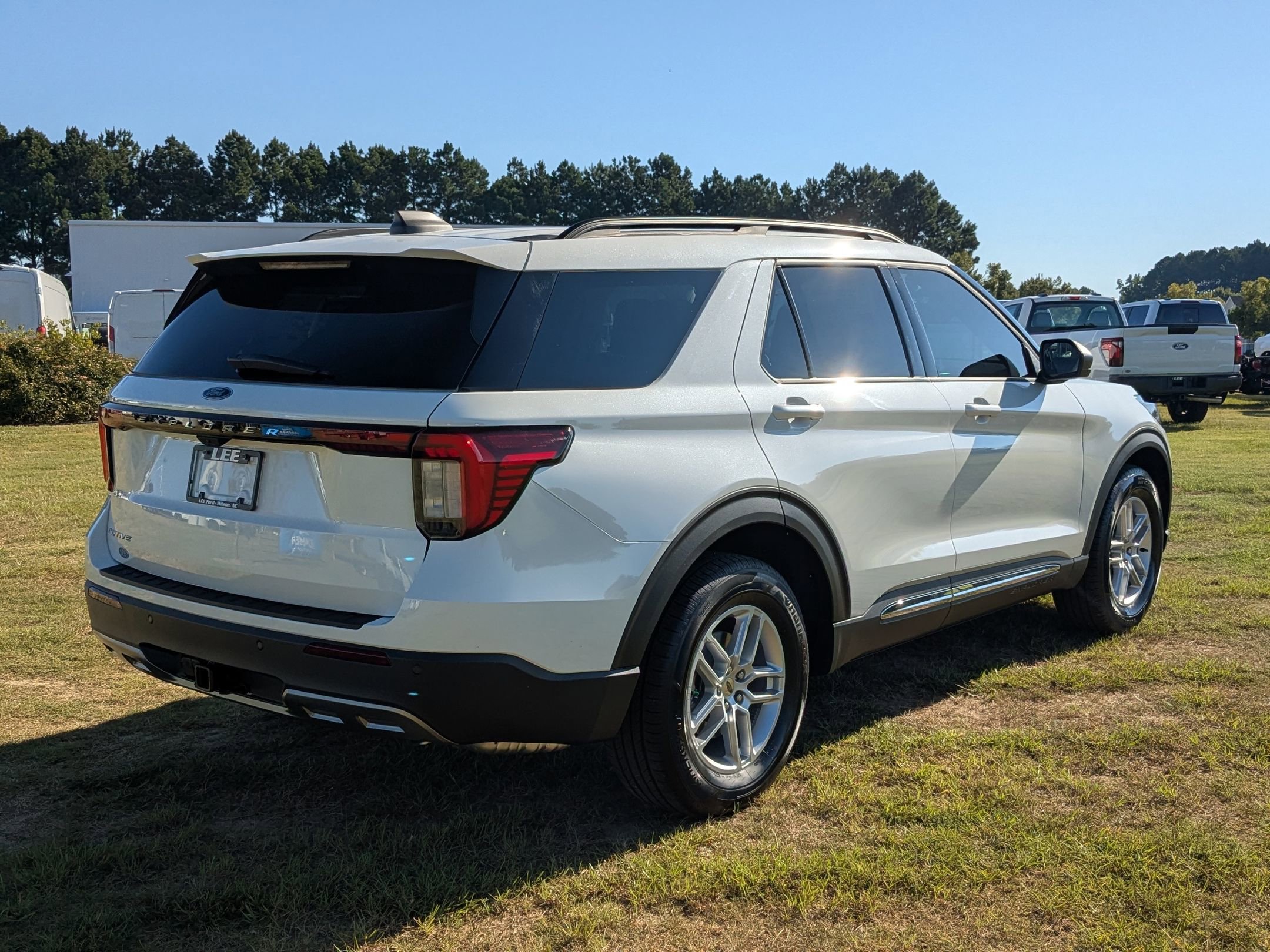 2025 Ford Explorer photo 3