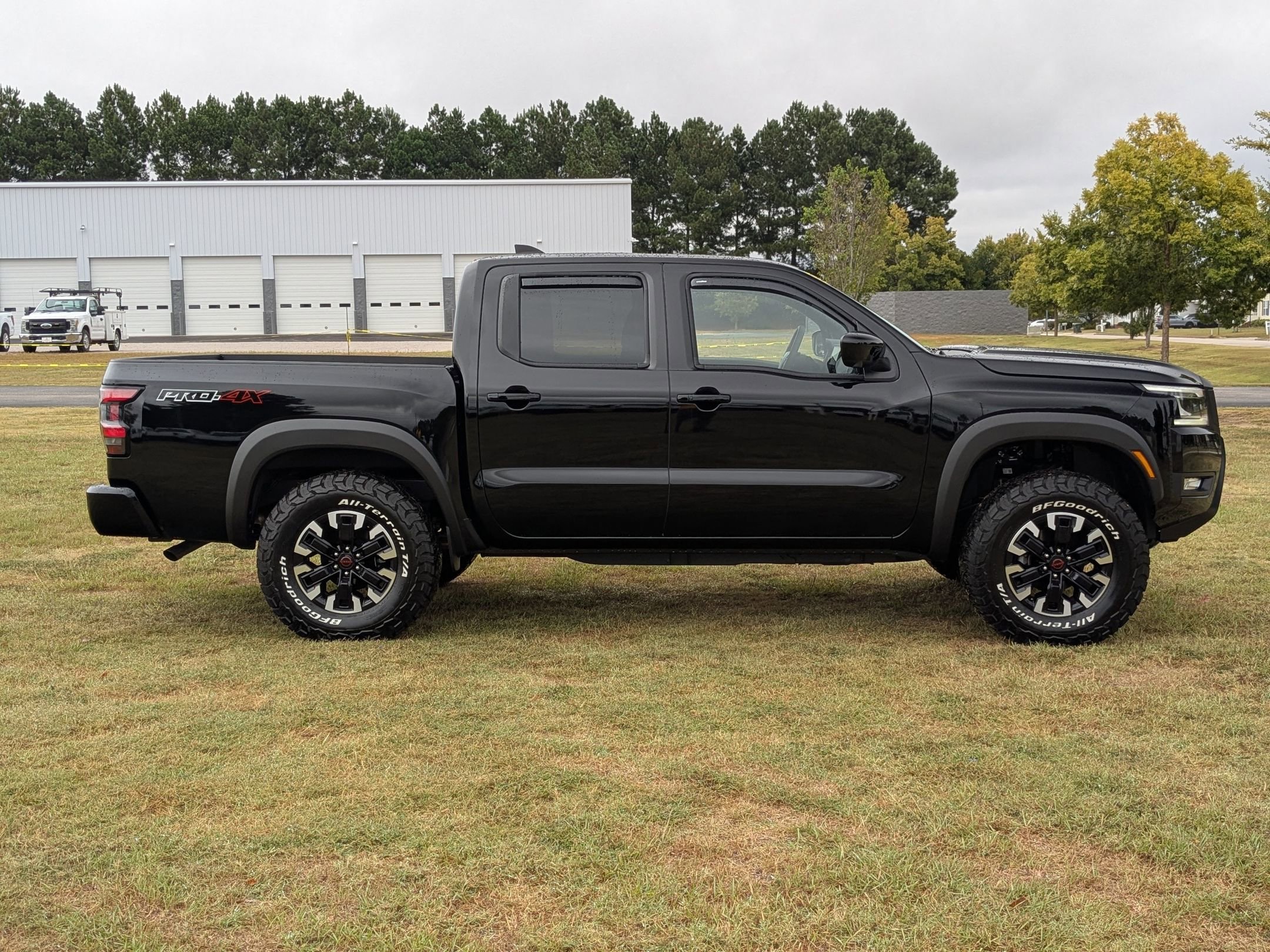 2025 Nissan Frontier PRO-4X photo 2