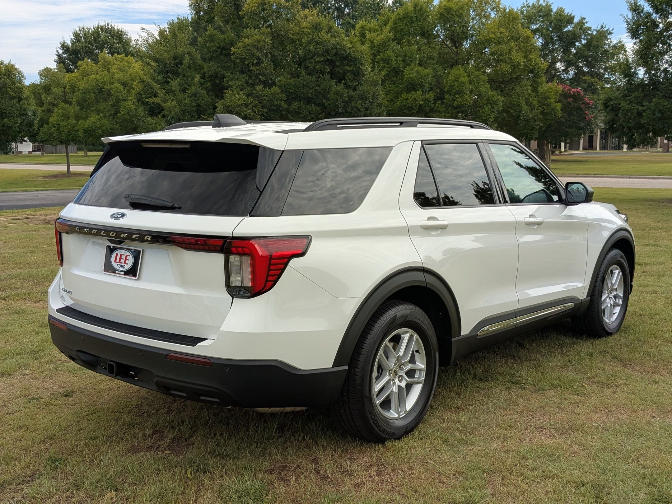 2025 Ford Explorer photo 2