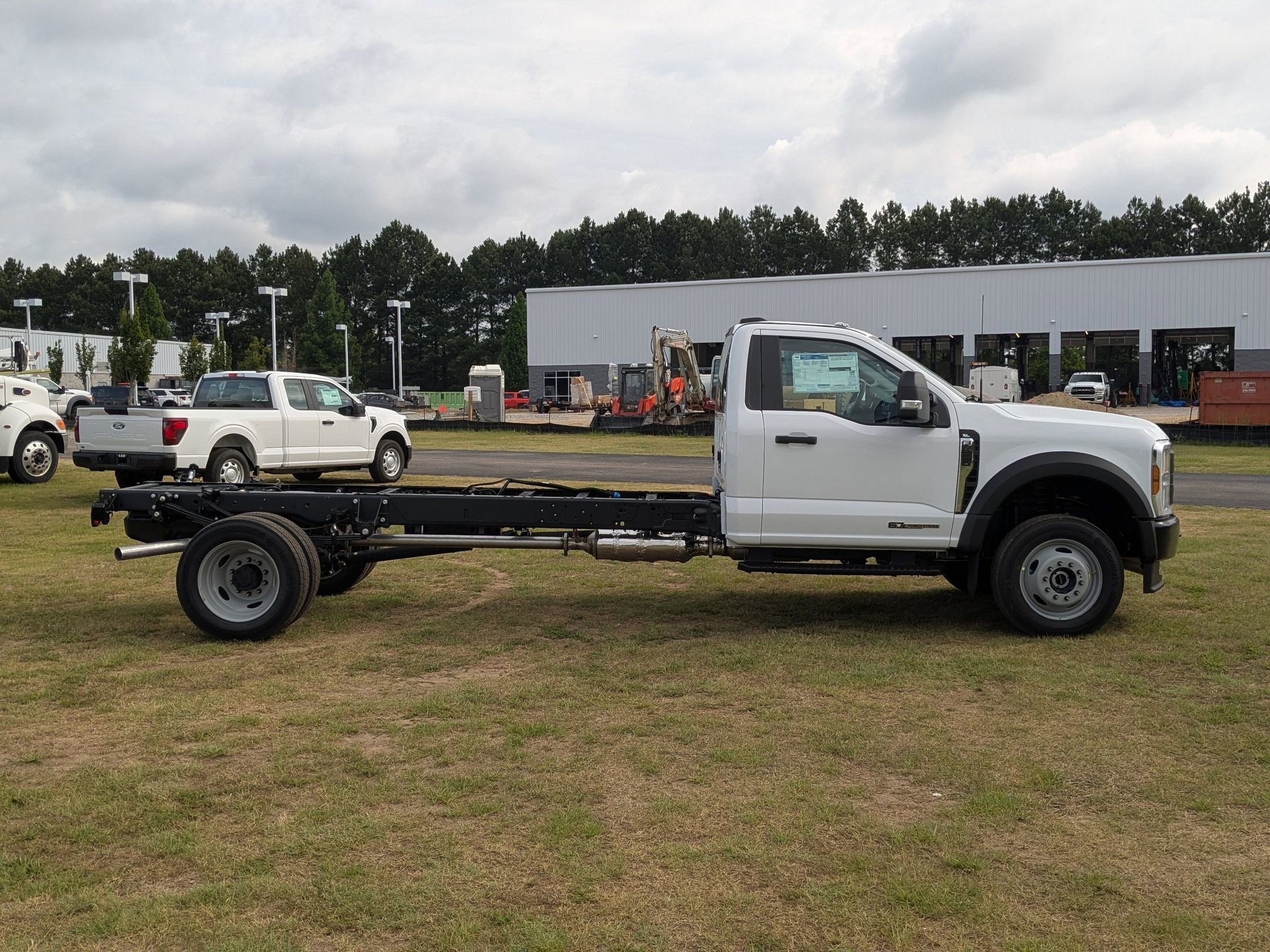 2025 Ford F-550 photo 2