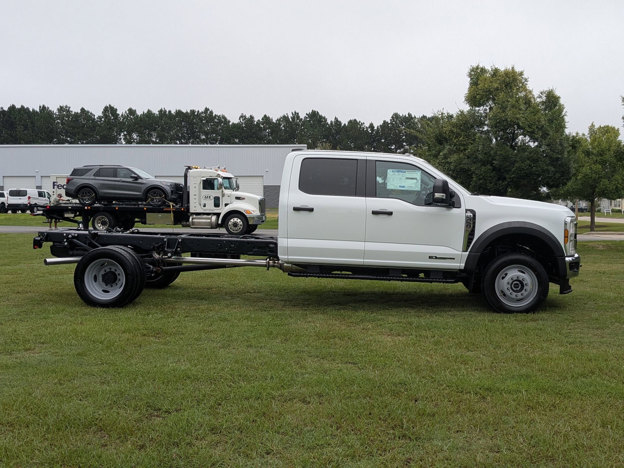 2025 Ford F-450 photo 2
