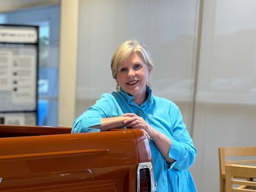 Staff member Glenda Lucas from ID_b43224