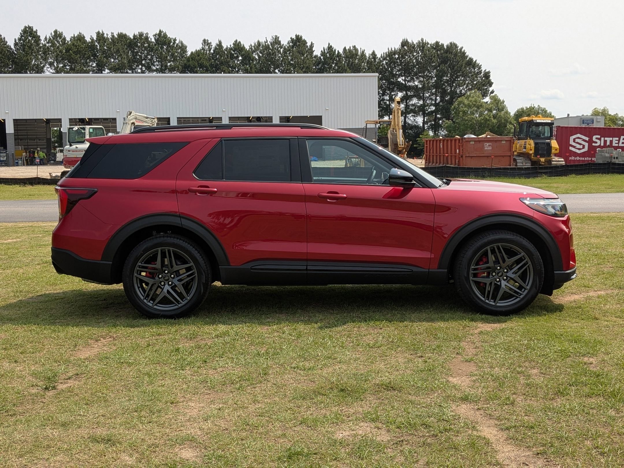 2025 Ford Explorer ST photo 2