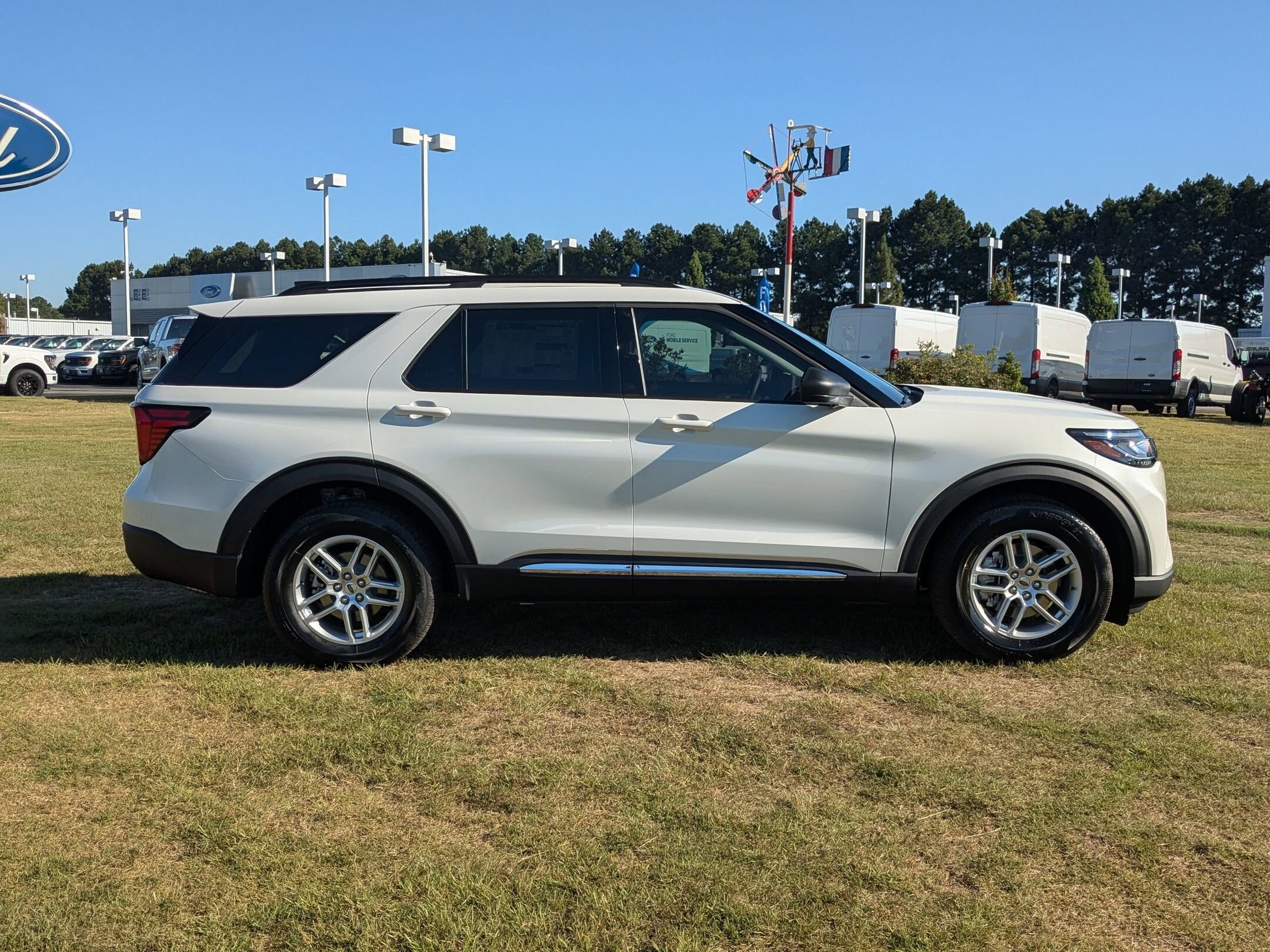 2025 Ford Explorer photo 2