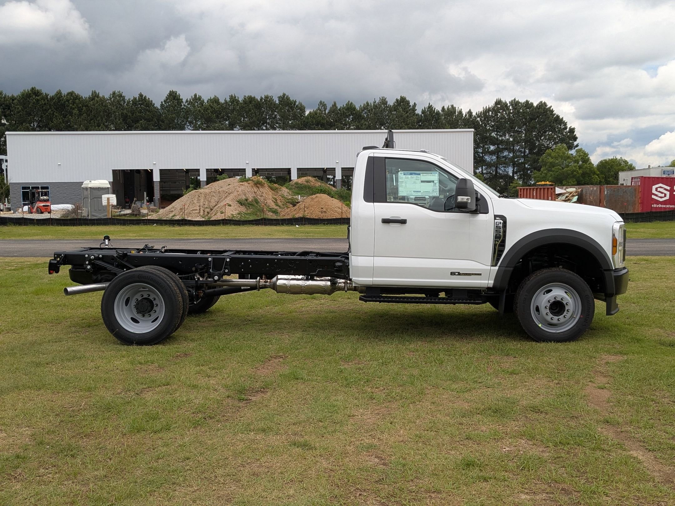 2025 Ford F-550 photo 2
