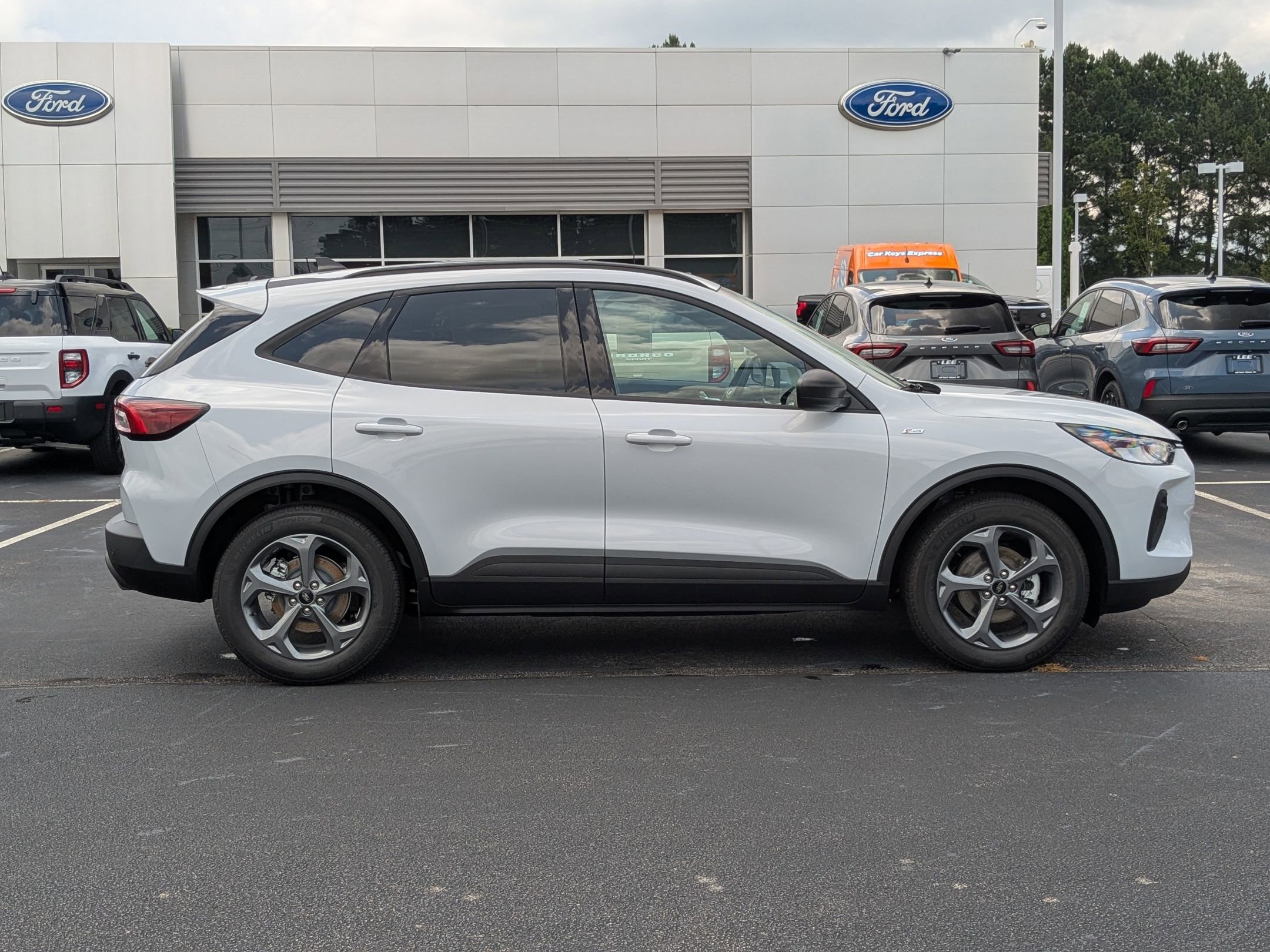 2025 Ford Escape ST-Line photo 2