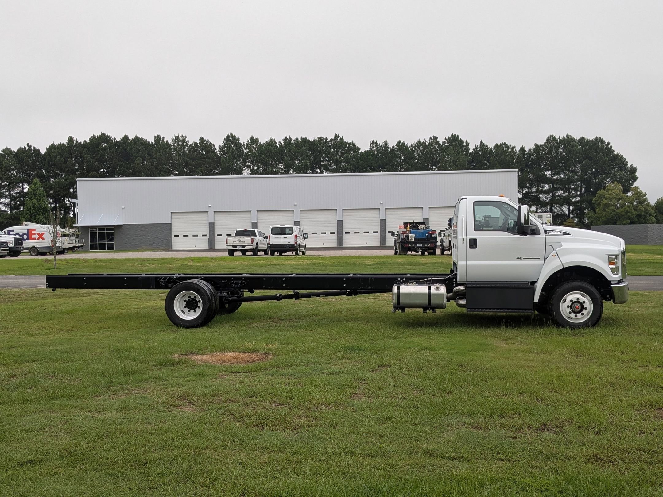 2026 Ford F-650 photo 2