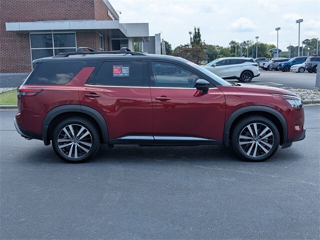 2024 Nissan Pathfinder Platinum photo 2