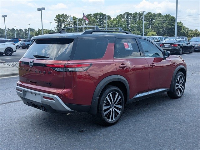 2024 Nissan Pathfinder Platinum photo 3