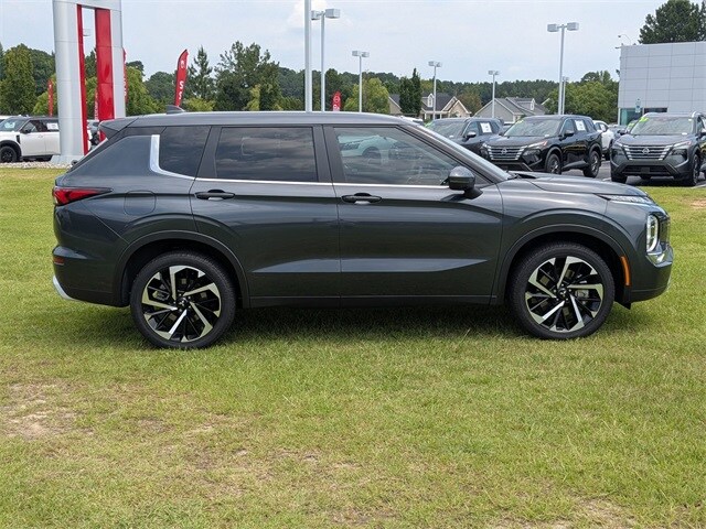 2024 Mitsubishi Outlander SE photo 2