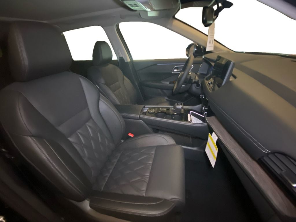 2026 Nissan Rogue Platinum photo 5