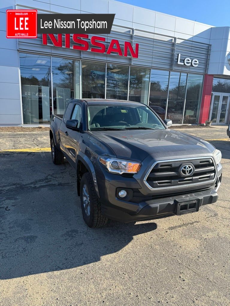 2017 Toyota Tacoma SR5's photo