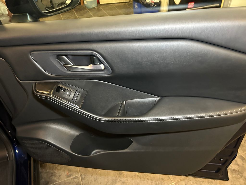 2025 Nissan Rogue SV - Photo 17