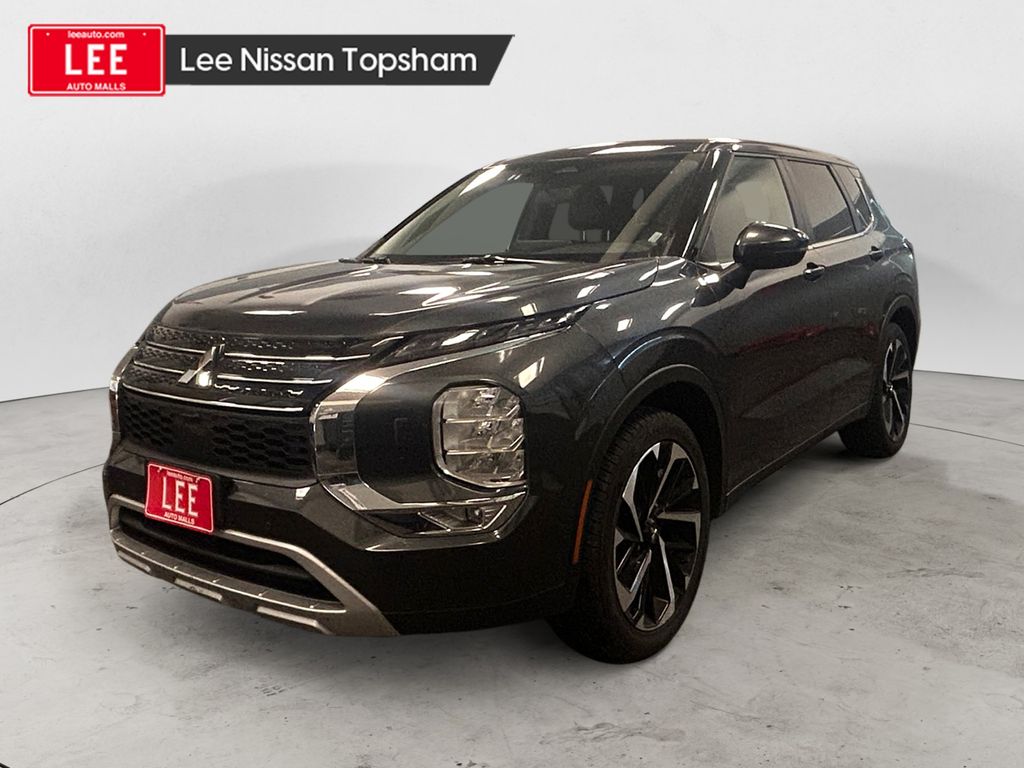 2024 Mitsubishi Outlander SE's photo