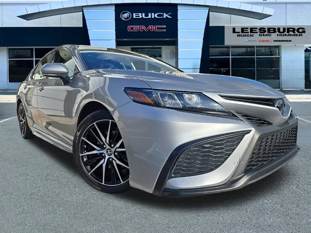 2024 Toyota Camry SE's photo