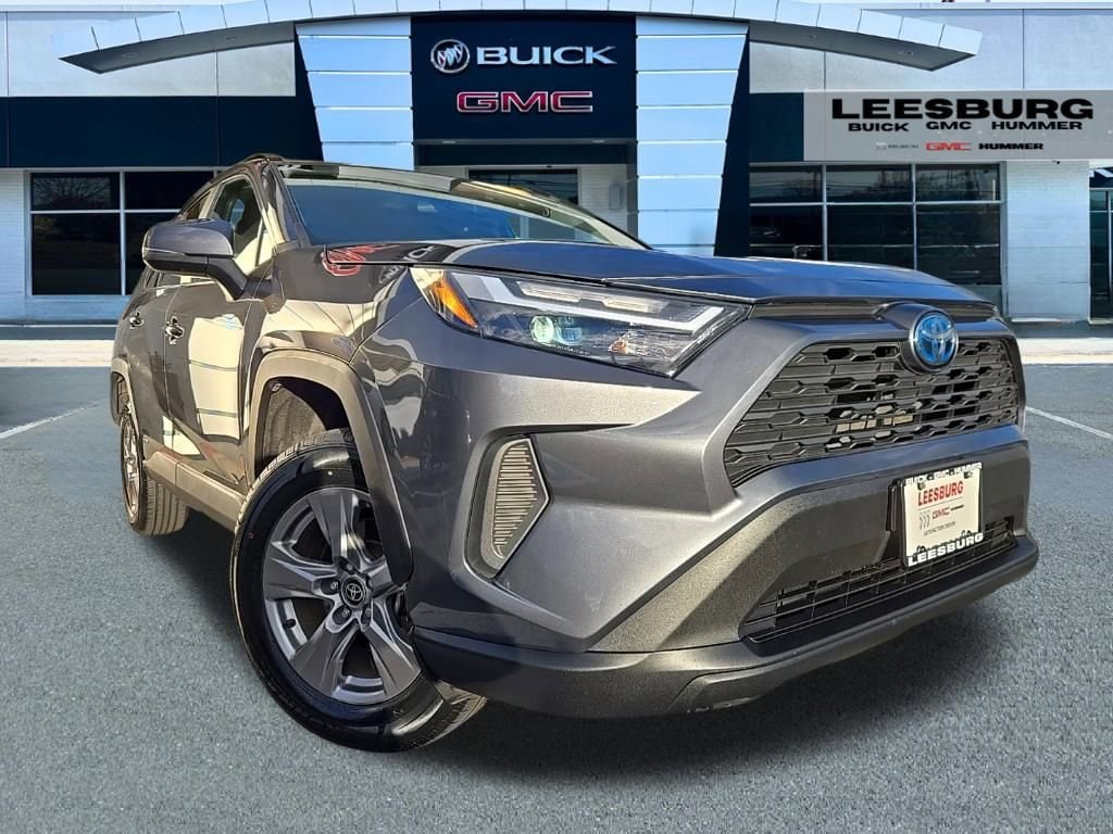 2024 Toyota RAV4 XLE's photo