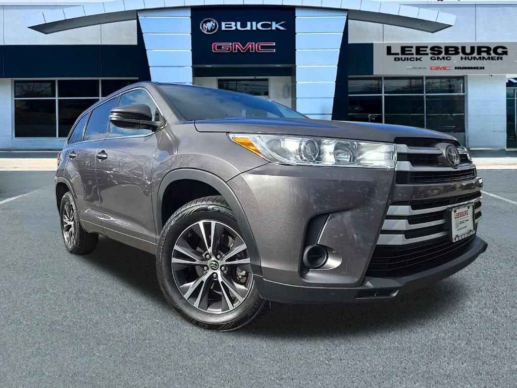 2018 Toyota Highlander LE's photo