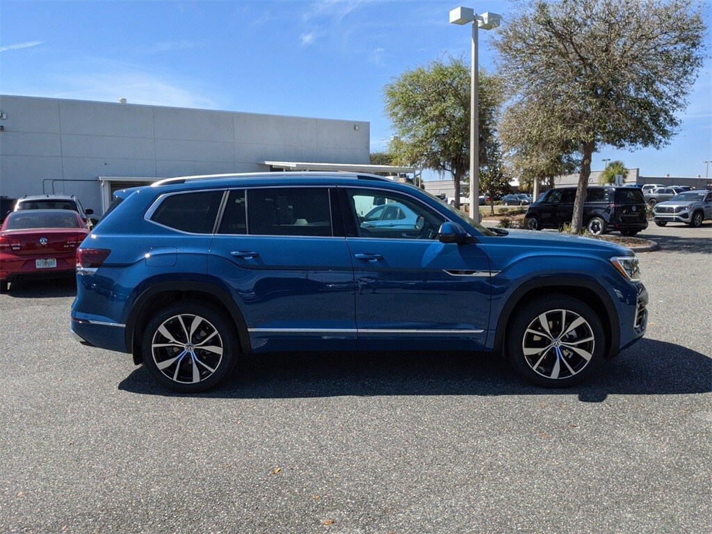 2025 Volkswagen Atlas SEL Premium R-Line photo 2