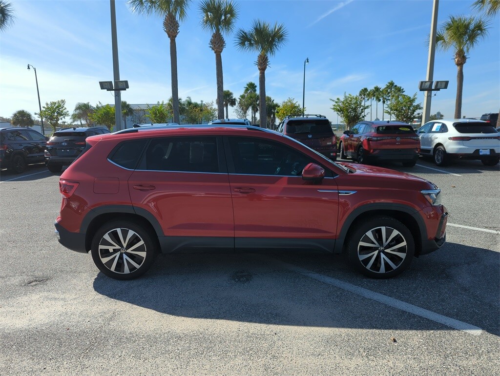 2022 Volkswagen Taos SE photo 2