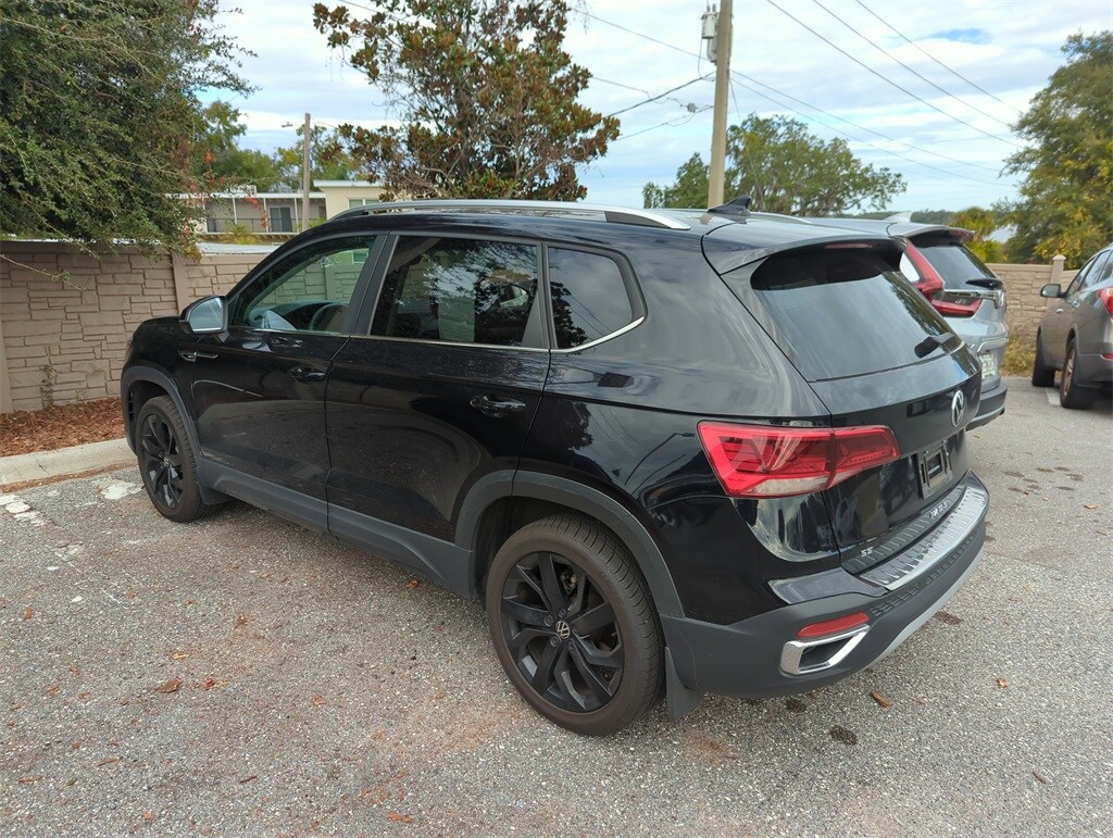 2022 Volkswagen Taos SE photo 2
