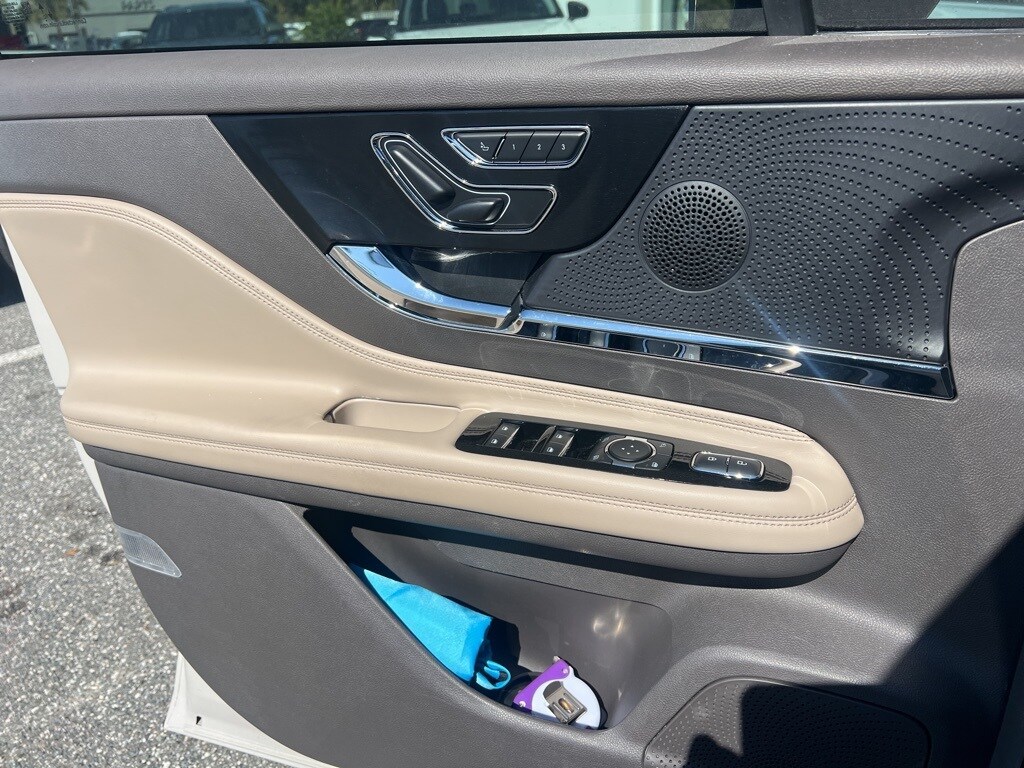 2023 Lincoln Corsair Standard photo 3