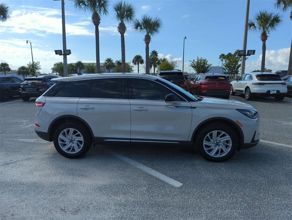 2023 Lincoln Corsair Standard photo 2