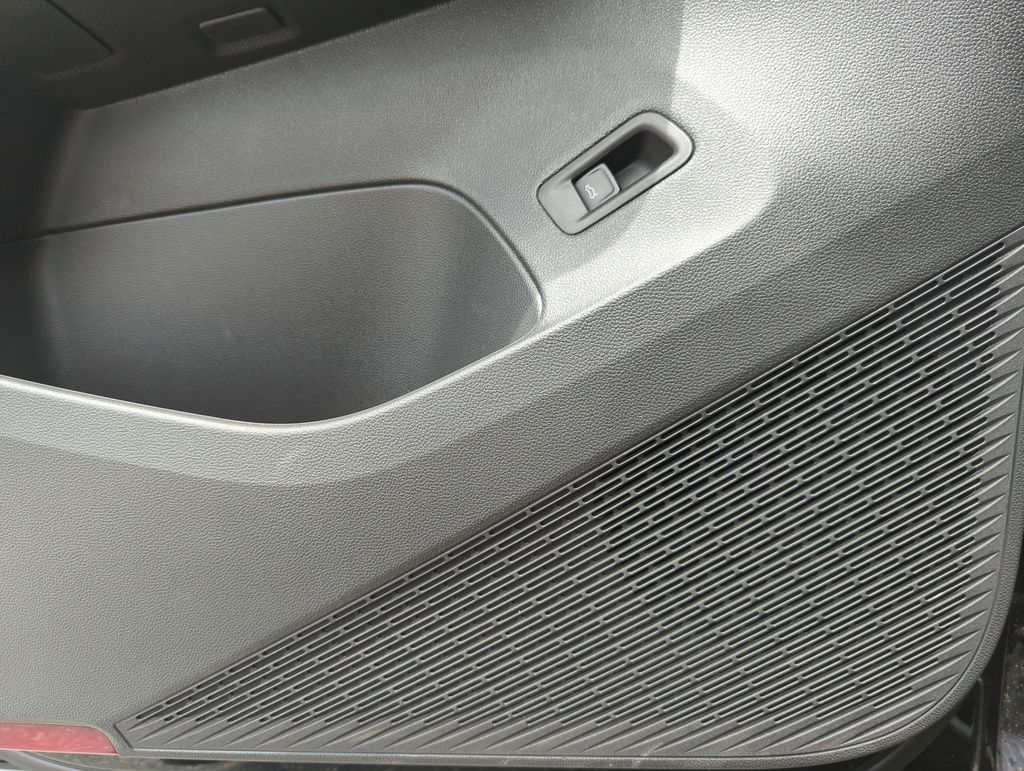 2025 Volkswagen Atlas SE w/Tech - Photo 31