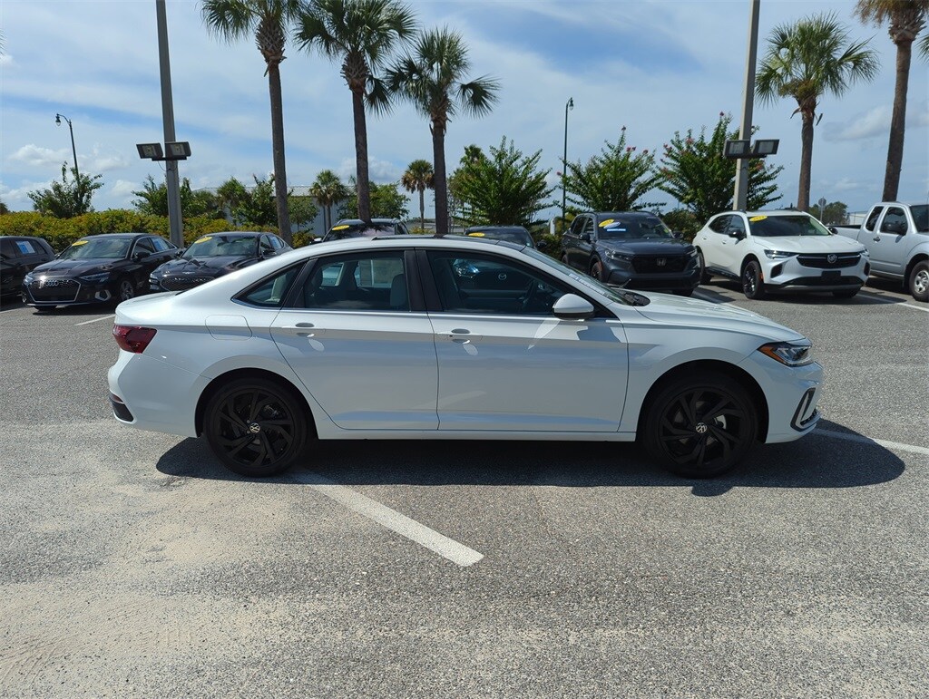 2025 Volkswagen Jetta 1.5T SE photo 2